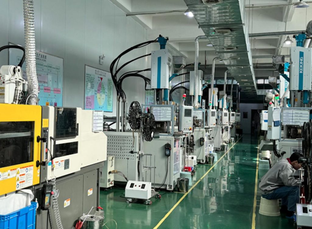 custom plastic injection molding machine